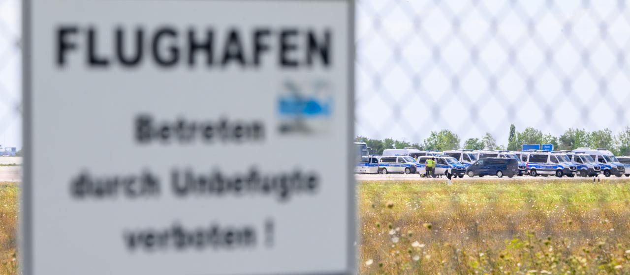 Einsatzkräfte der Polizei sind am Ende der Start-und-Lande-Bahn Nord des Flughafens Leipzig/Halle unterwegs.