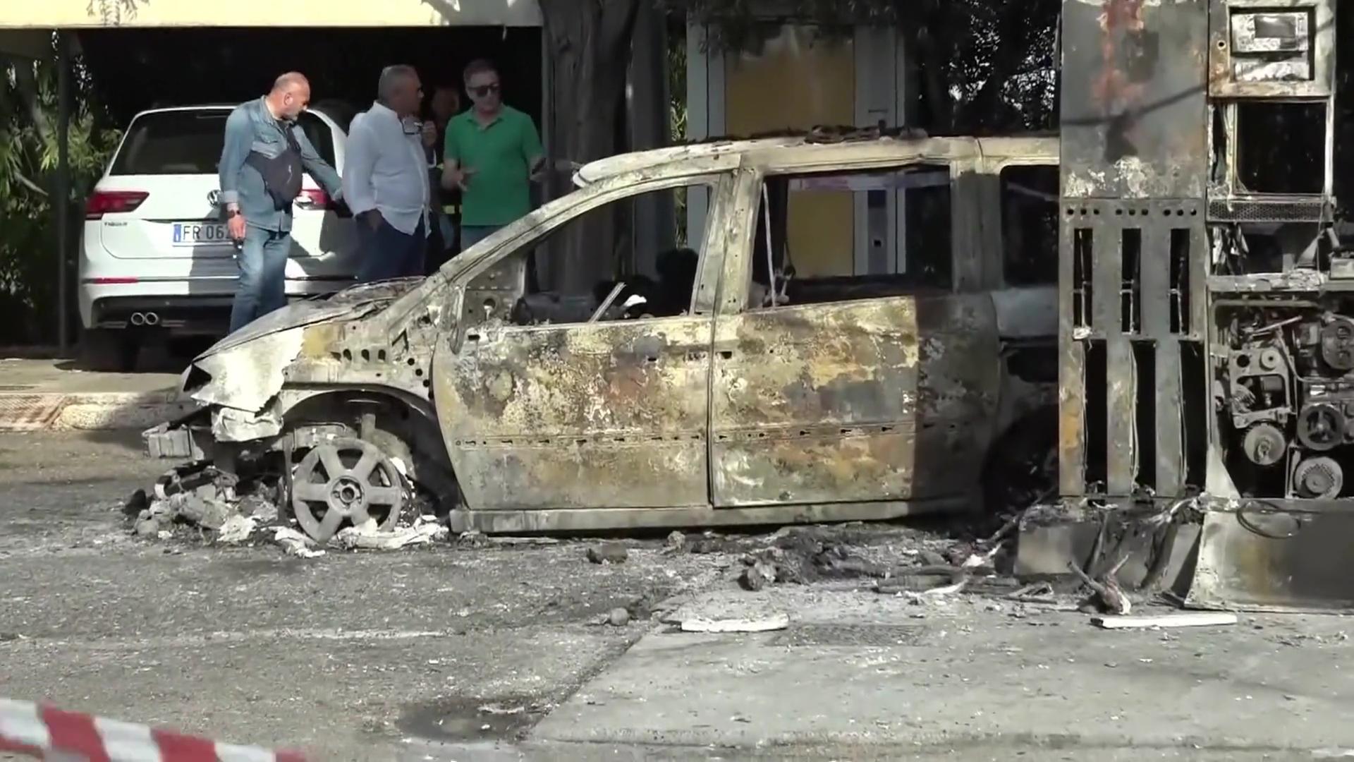 Das ausgebrannte Auto, in dem die Erntehelfer saßen (Screenshot aus einem Video) | ARD-aktuell