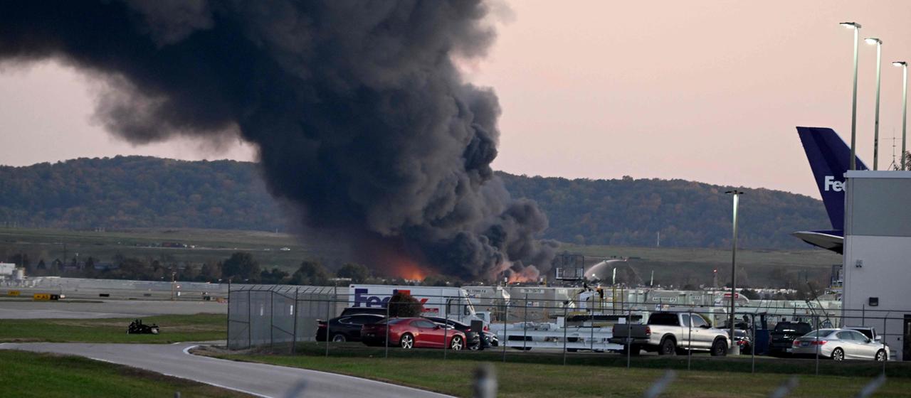 Rauchwolken über dem Flughafen von Louisville | Getty Images über AFP Rauchwolken über dem Flughafen von Louisville
