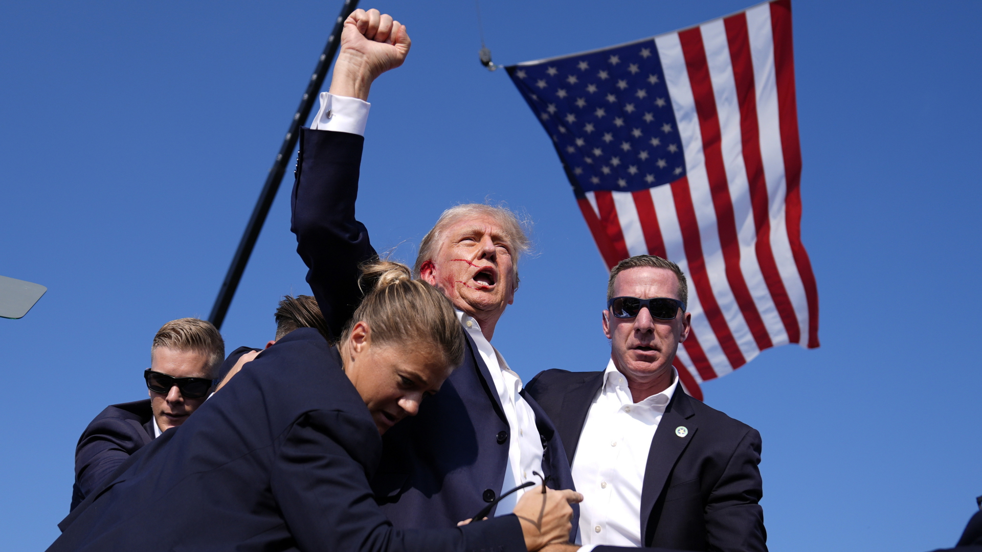 trump-siegerpose-100.jpg