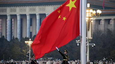 Die chinesische Flagge bei einer Zeremonie.