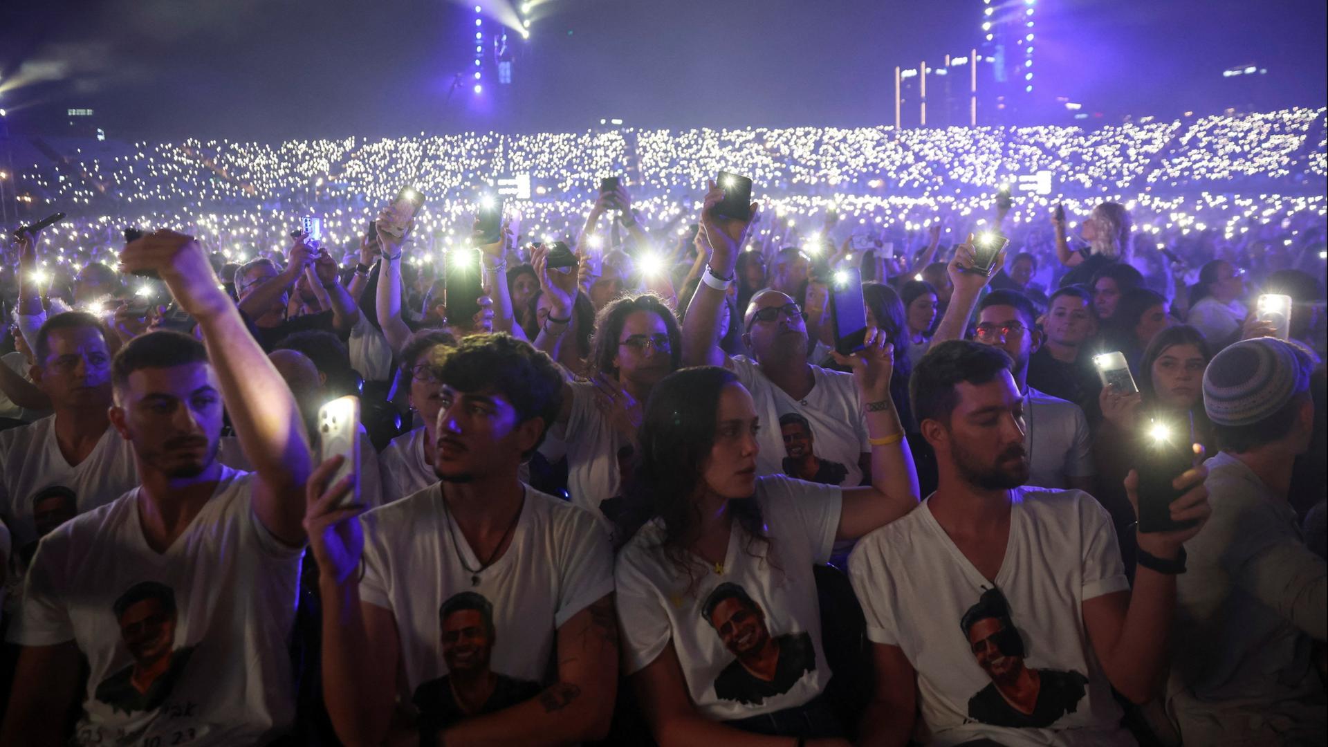 Menschen bei einer Gedenkfeier in Tel Aviv für die Opfer des 7. Oktober  | REUTERS