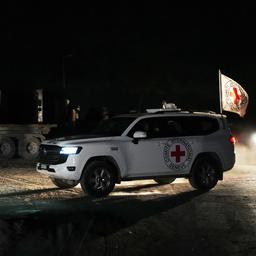 Ein Auto des Internationalen Komitees vom Roten Kreuz in Dunkelheit