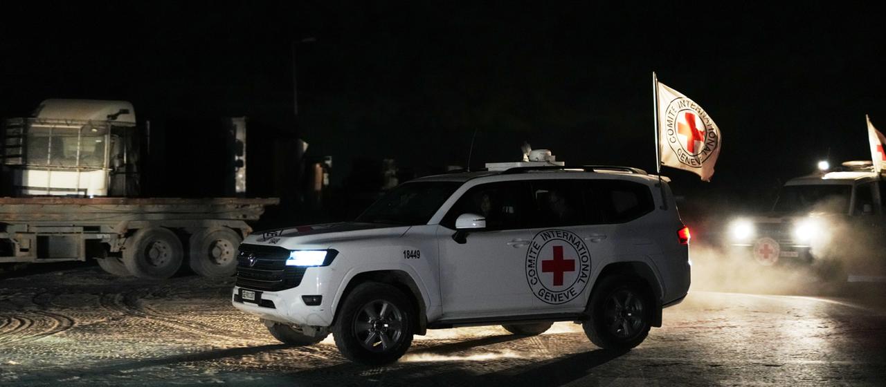 Ein Auto des Internationalen Komitees vom Roten Kreuz in Dunkelheit