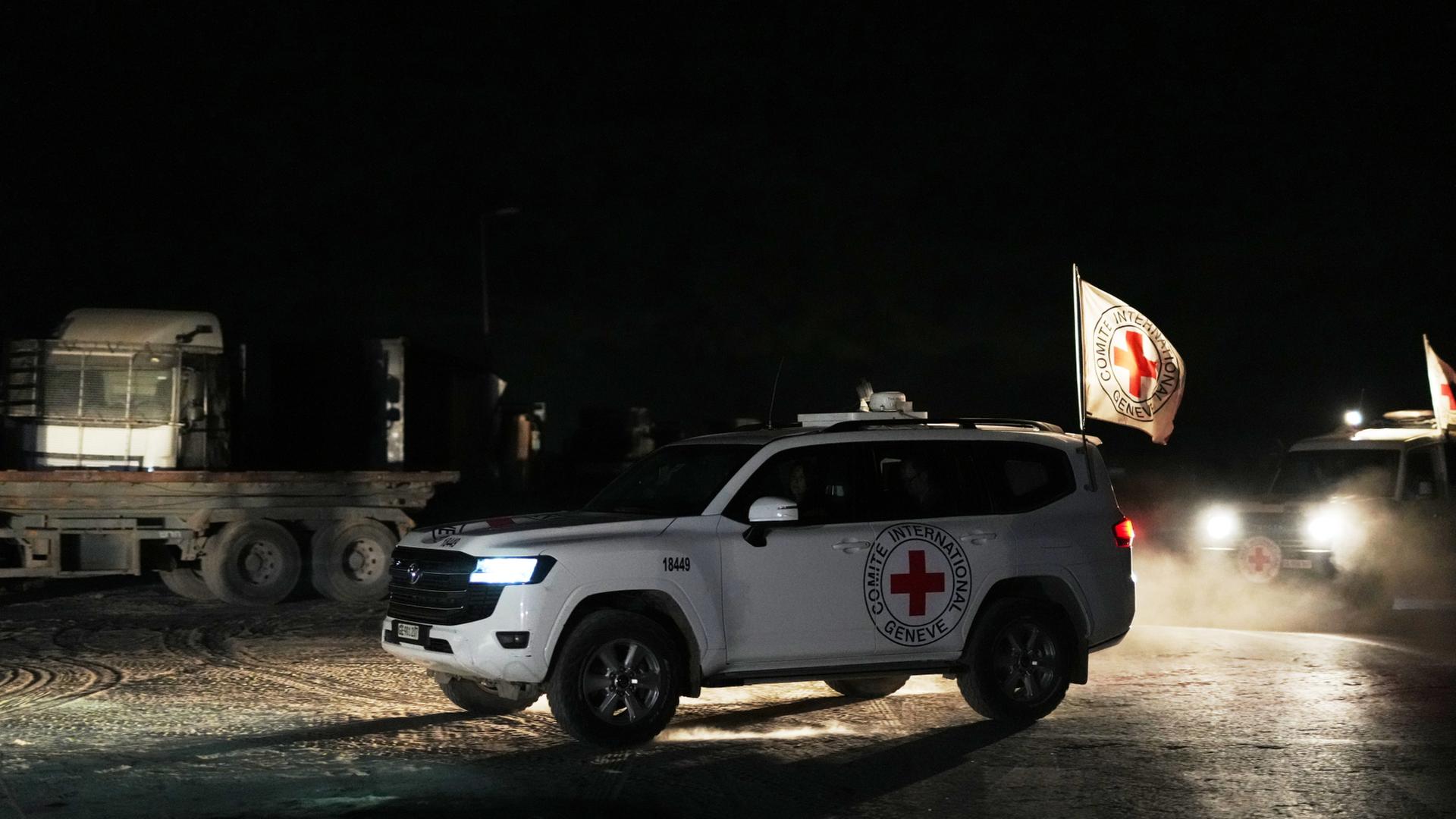 Ein Auto des Internationalen Komitees vom Roten Kreuz in Dunkelheit | dpa