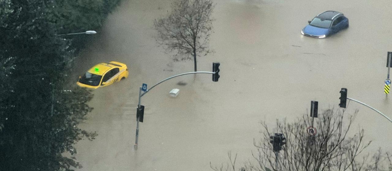 Fahrzeuge bleiben während starker Regenfälle auf einer teilweise überfluteten Straße in Istanbul liegen