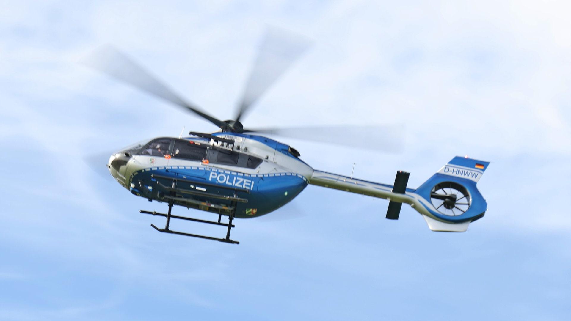 Ein Mann aus Niederfischbach soll einen Polizeihubschrauber mit einer Taschenlampe geblendet haben. | picture-alliance / Reportdienste, picture alliance