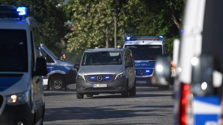 Eine Polizeieskorte fährt zum Oberlandesgericht Dresden.