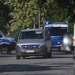 Eine Polizeieskorte fährt zum Oberlandesgericht Dresden (Archivbild: 31.05.2023)