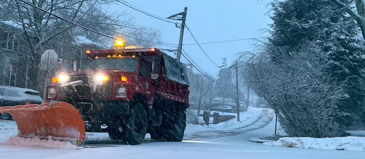 Eine Schneepflug ist in Fort Lee im US-Bundesstaat New Jersey zu sehen.