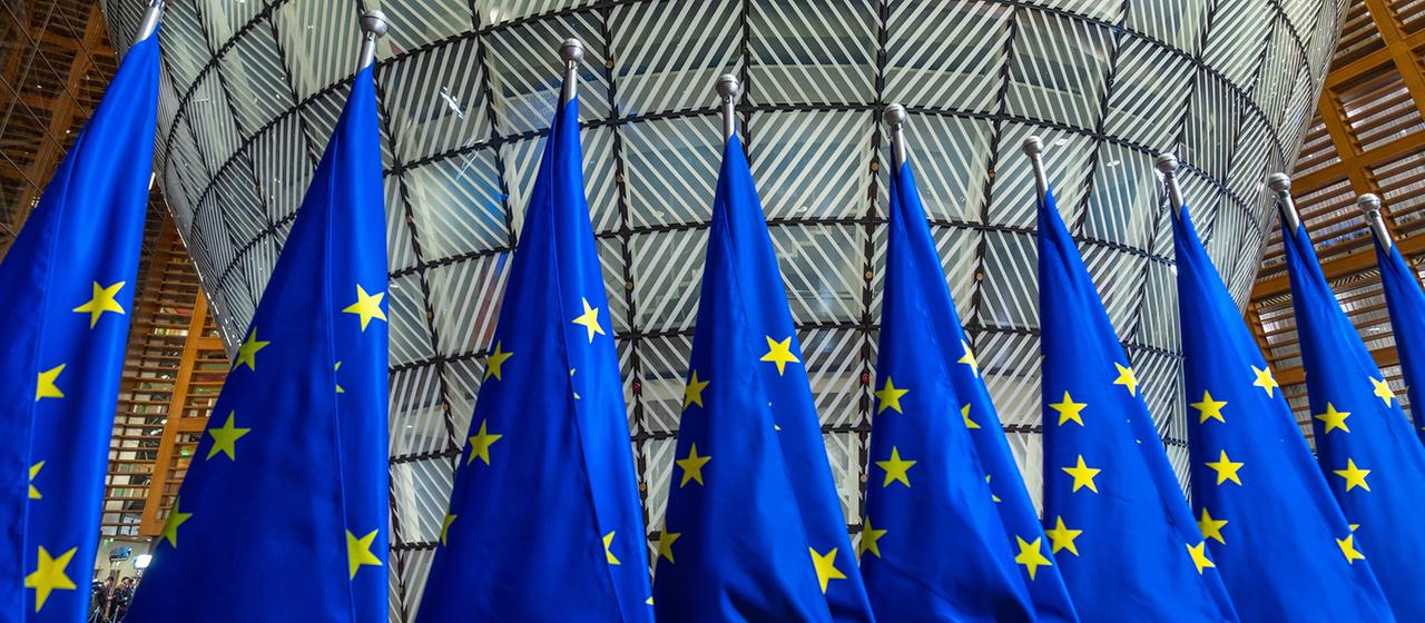 EU Flaggen stehen im Foyer der Europäischen Union.