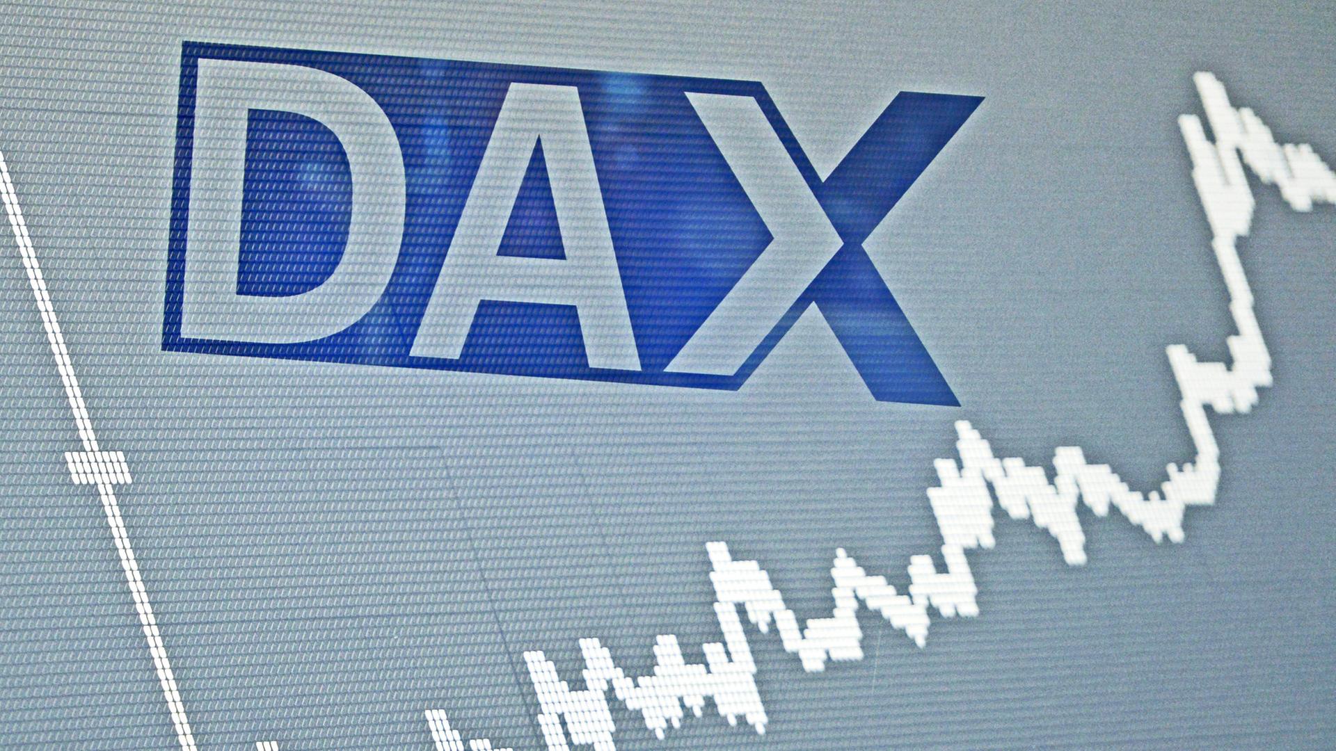 Schriftzug des DAX über einer Kurskurve | picture alliance/dpa