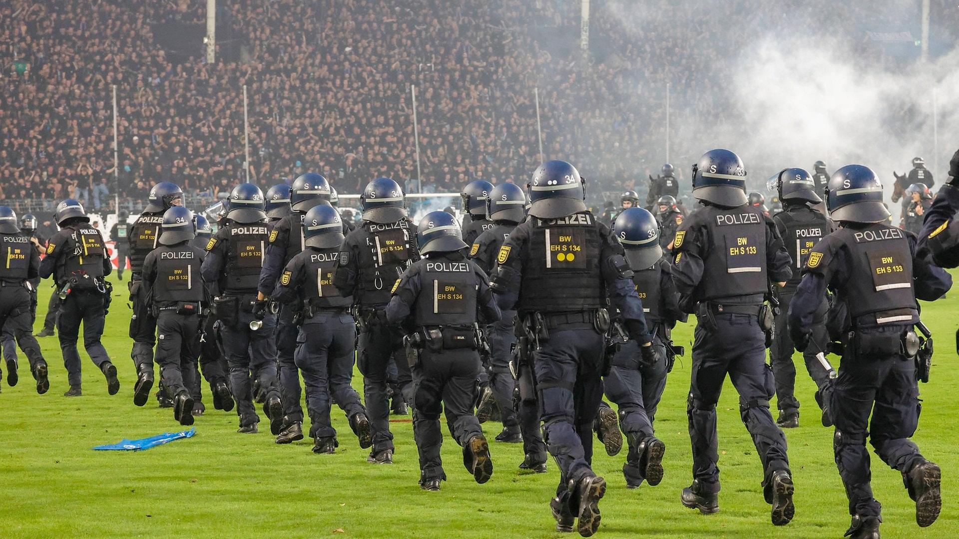 "Beinahe beispielloser Exzess" - Hohe Strafe für FCK wegen Fan-Krawallen