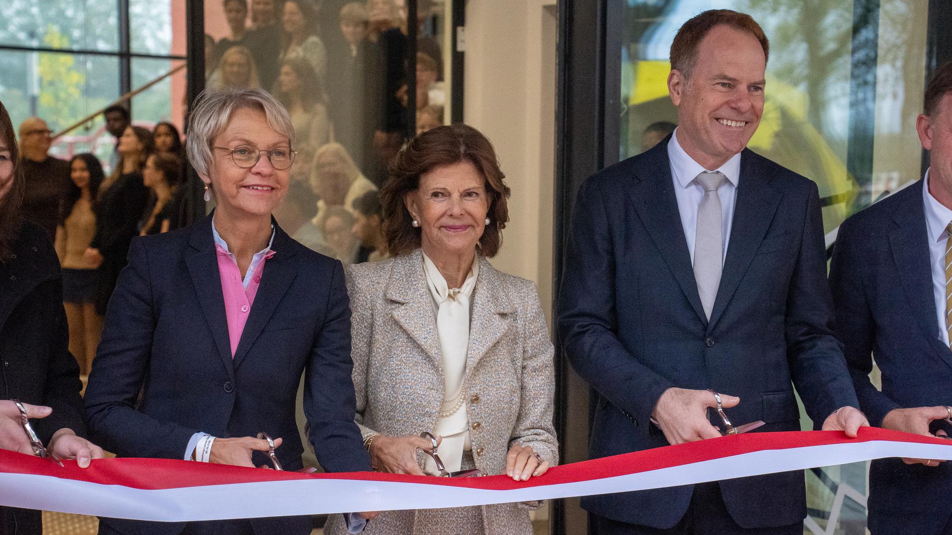 Königin Silvia weiht Gymnasium in Düsseldorf ein | WDR