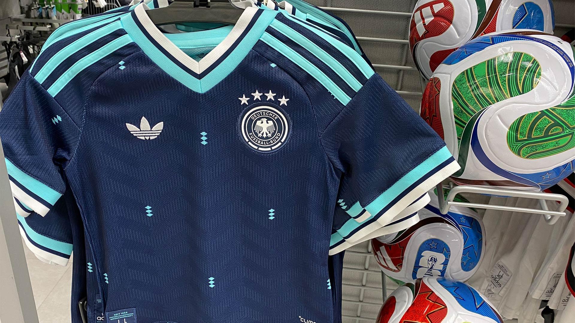 Fifa World Cup 2026 Trikots und Bälle von Adidas. | picture alliance / Snowfield Pho