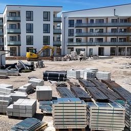 Blick auf eine Baustelle von Neubauwohnungen in Kirchheim bei München.