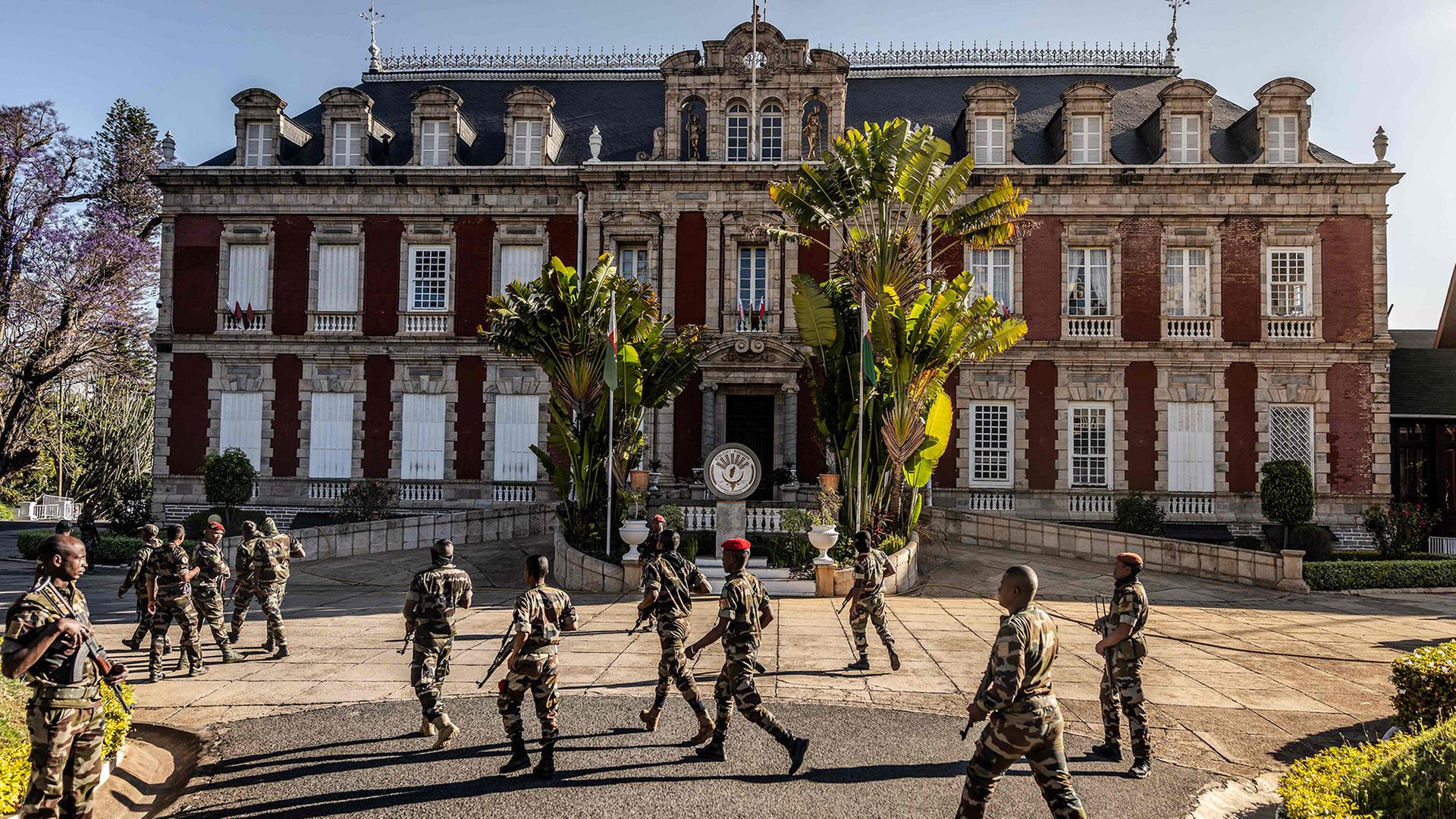 Soldaten vor dem Präsidentenpalast in Antananarivo, Madagaskar | AFP