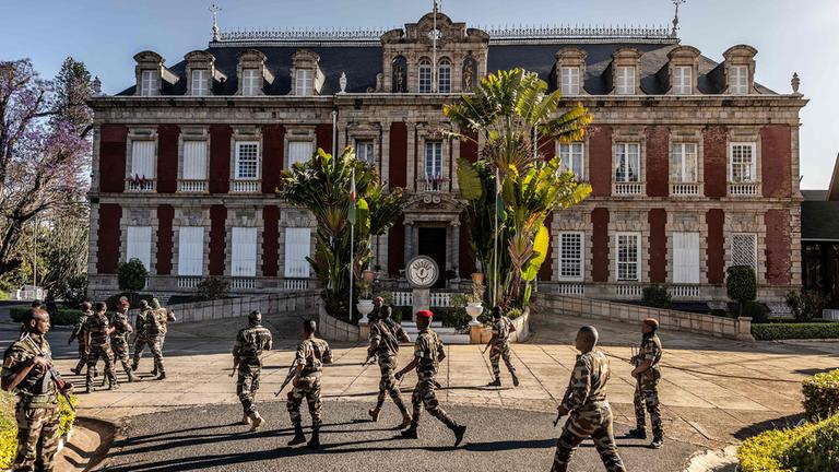 Soldaten vor dem Präsidentenpalast in Antananarivo, Madagaskar
