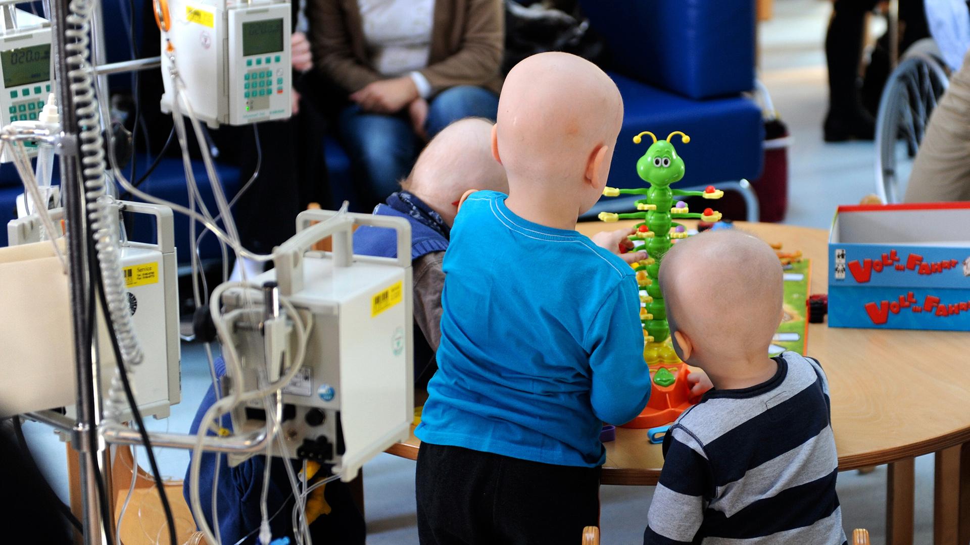 Drei junge Patienten spielen in einer Tagesklinik für Krebspatienten. | picture alliance/dpa