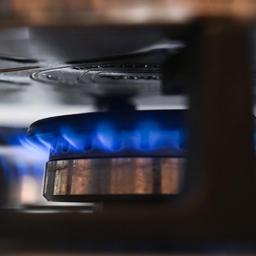 Flamme eines Gasherdes unter einem Topf.