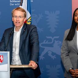 Daniel Günther und Aminata Touré bei einer Pressekonferenz