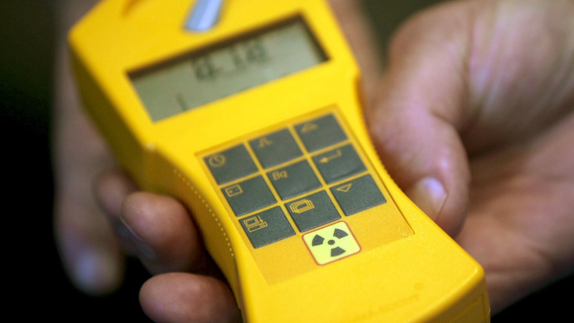 Ein Dosimeter, mit dem radioaktive Strahlung gemessen wird. In Jeckenbach im Kreis Bad Kreuznach haben Hauseigentümer in ihrem Garten einen Behälter mit einem radioaktiven Stein gefunden (Symbolbild) | dpa Bildfunk, Picture Alliance