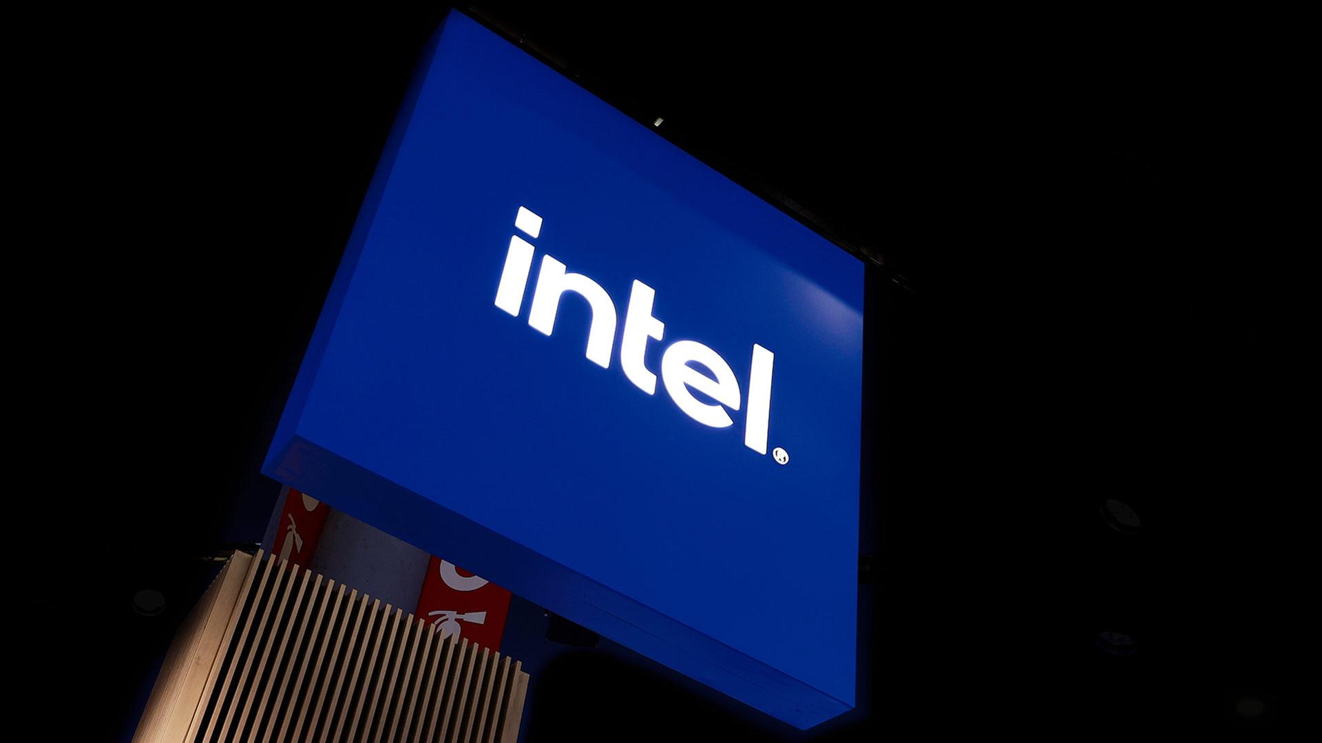 Das Logo des Chipherstellers Intel | picture alliance / NurPhoto