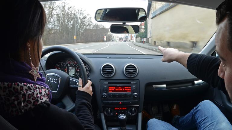 Archiv: Fahrschülerinnen mit Fahrlehrer