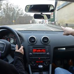 Archiv: Fahrschülerinnen mit Fahrlehrer