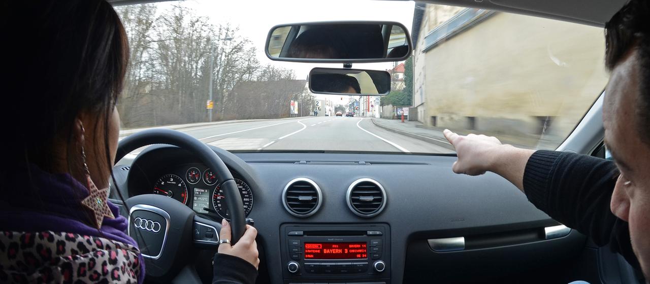 Archiv: Fahrschülerinnen mit Fahrlehrer