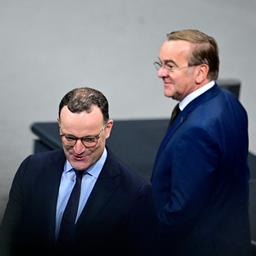Jens Spahn (CDU) und Boris Pistorius (SPD) unterhalten sich im Bundestag.