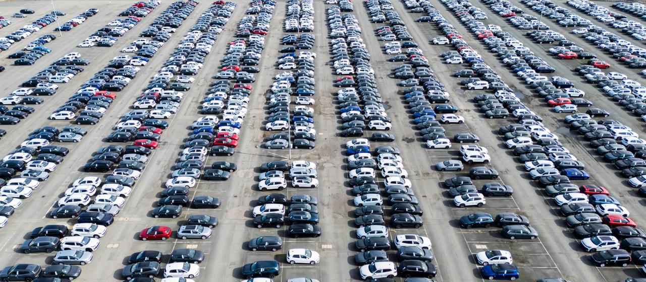 Neuwagen von Volkswagen stehen auf dem Gelände vom VW-Stammwerk