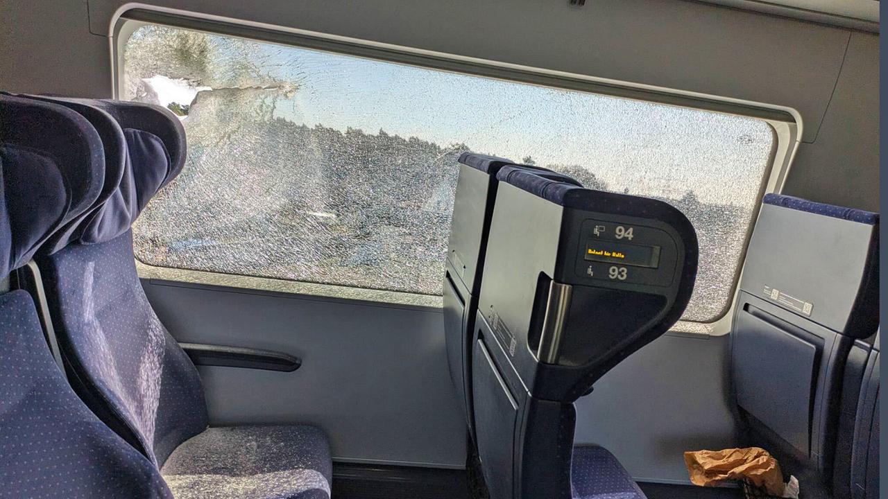 Berlin: Zwei Verletzte in ICE: Oberleitung reißt und zerschlägt Fenster
