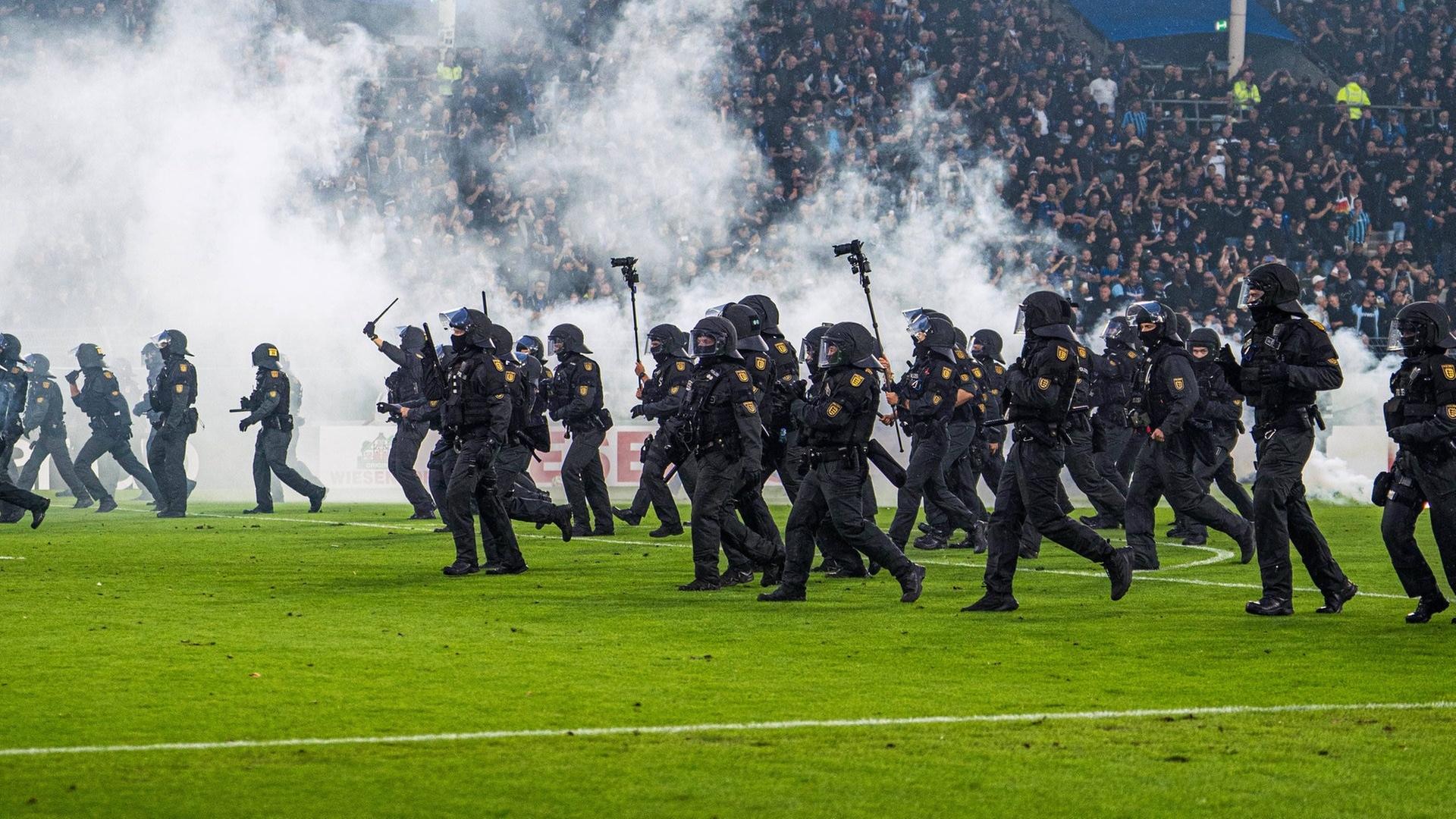 Raketen, Platzsturm, Unterbrechung: Eskalation bei Waldhof Mannheim gegen den FCK