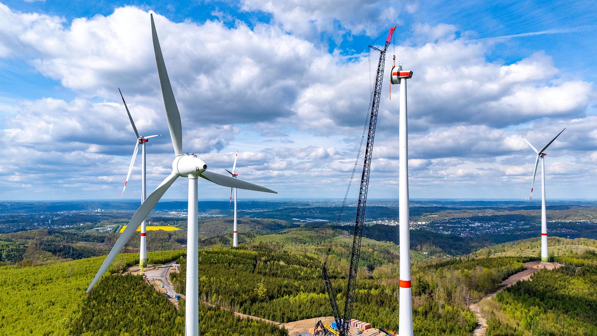 Aufbau eines Windrades in einem Windpark bei Hagen | picture alliance / Jochen Tack