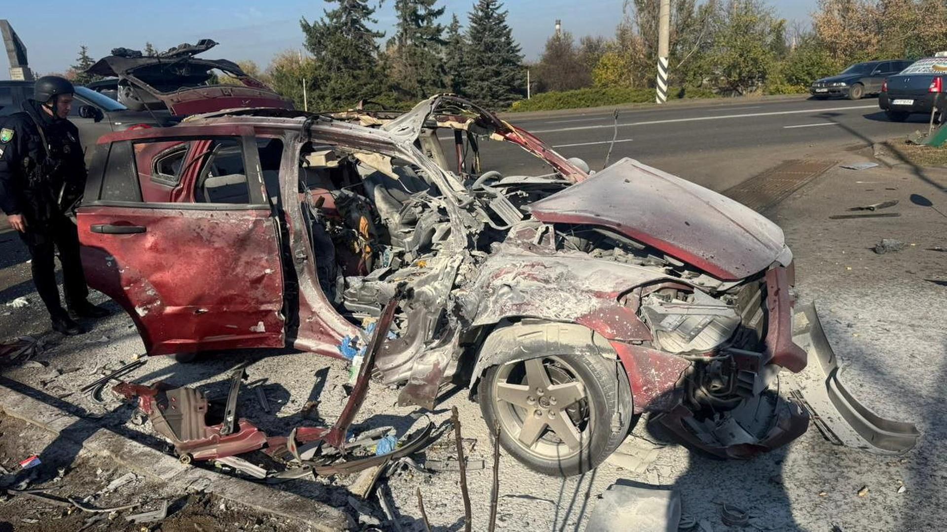 Ein zerstörtes Auto steht an einer Straßen in Kramatorsk (Ukraine). | Head of Donetsk Regional Military Administration Vadym Filashkin via Telegram/Handout via REUTERS
