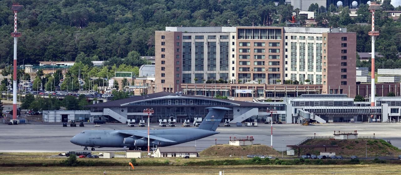 Ein Transportflugzeug der US-Luftwaffe steht auf dem US-Luftwaffenstützpunkt Ramstein in Landstuhl, Deutschland.