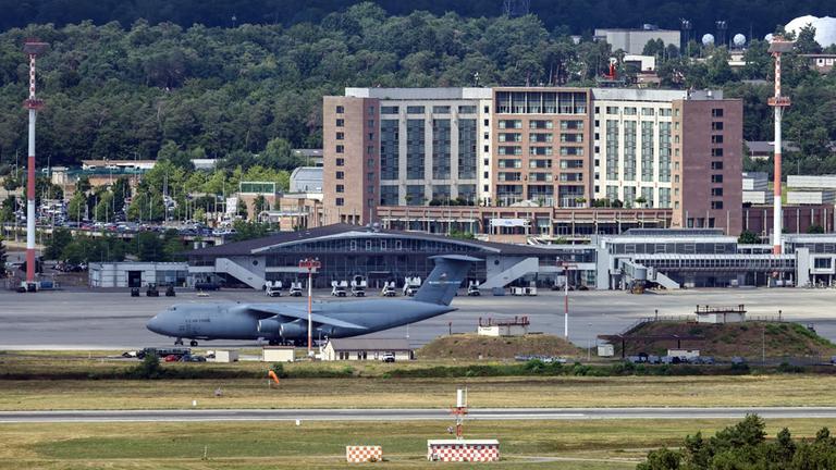 Ein Transportflugzeug der US-Luftwaffe steht auf der US-Luftwaffenbasis Ramstein in Landstuhl, Deutschland.