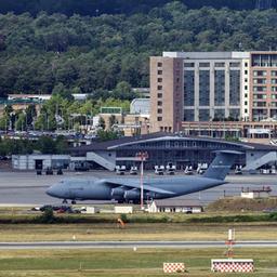 Ein Transportflugzeug der US-Luftwaffe steht auf der US-Luftwaffenbasis Ramstein in Landstuhl, Deutschland.