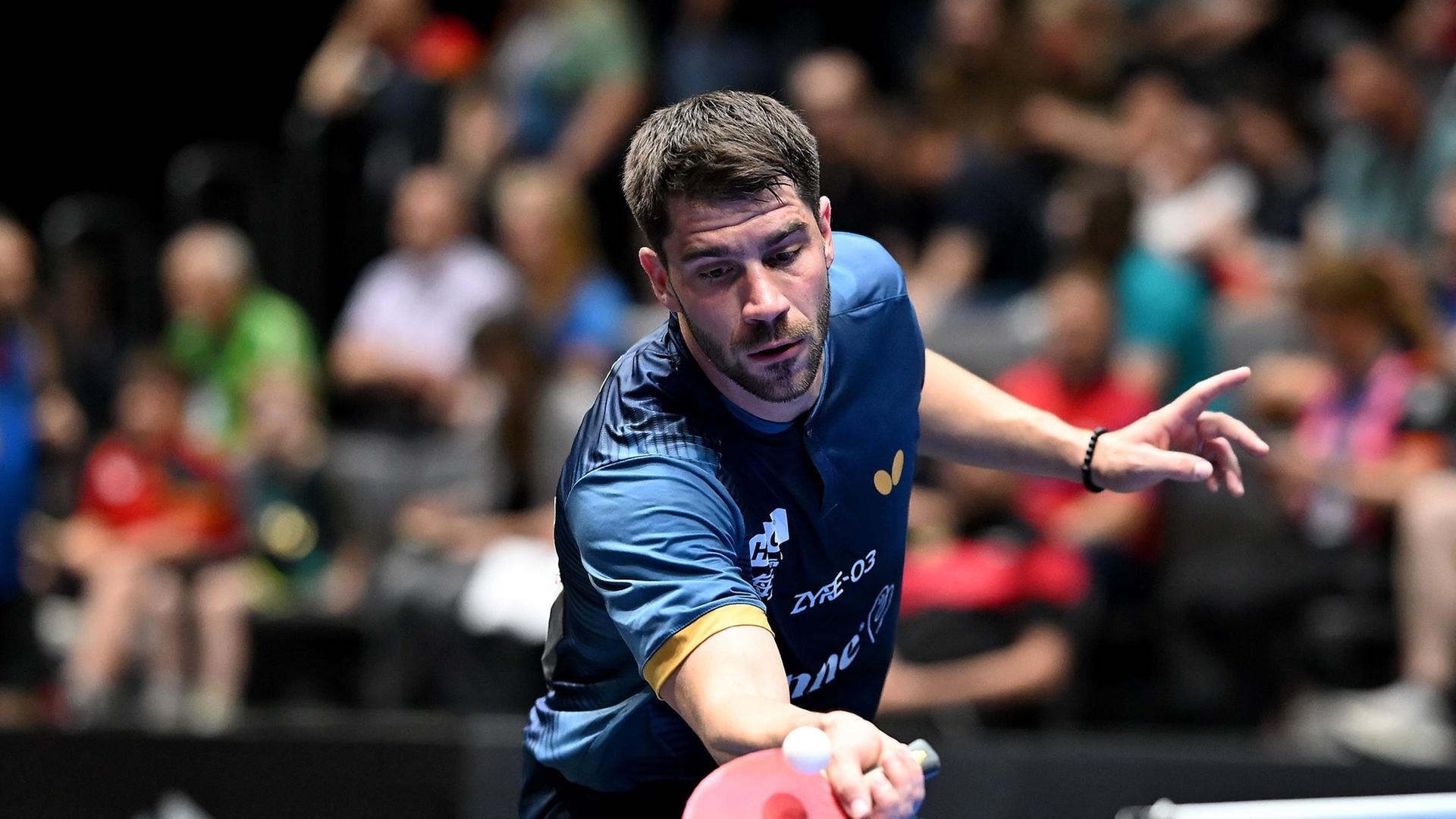 Patrick Franziska an einer Tischtennisplatte | IMAGO / Revierfoto