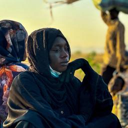 Vertriebene Frauen ruhen sich in Tawila in der vom Krieg zerrütteten Region Darfur im Westen des Landes aus.