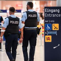 Beamte der Bundespolizei gehen an den Sicherheitskontrollen des Flughafens Köln/Bonn vorbei