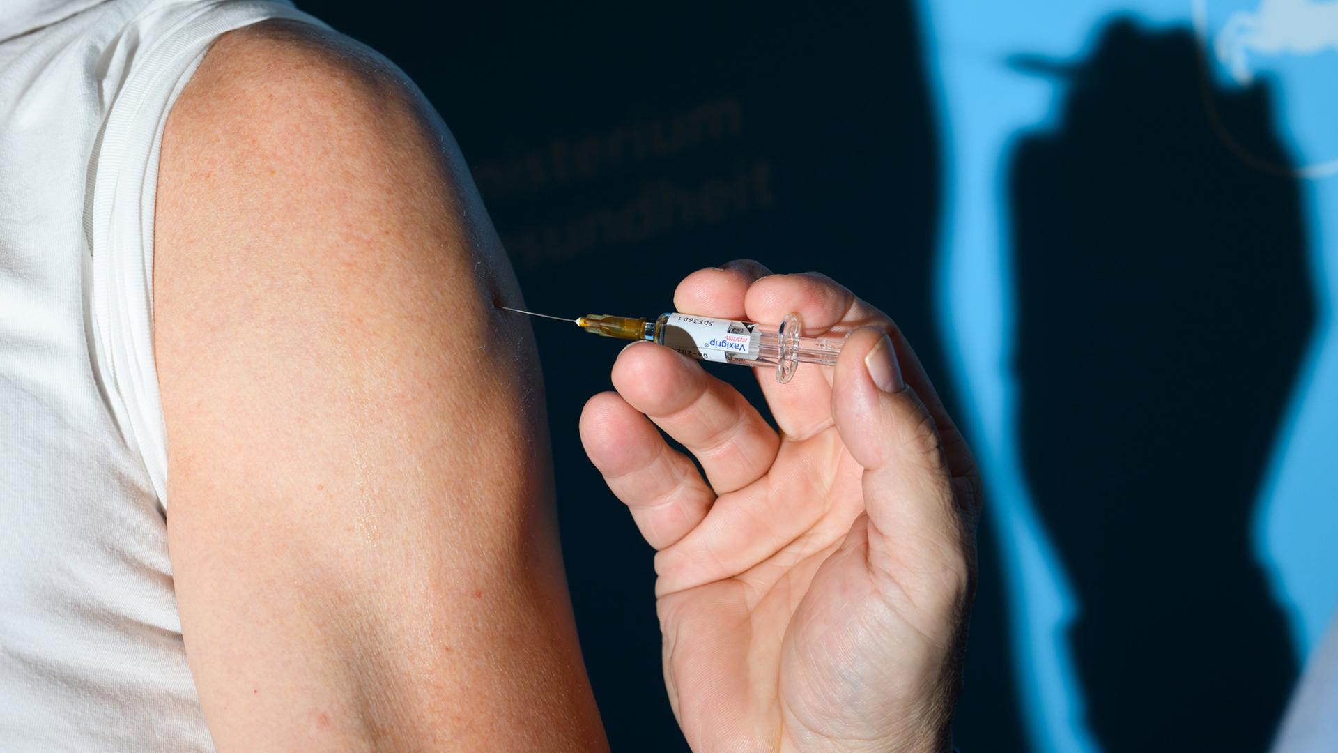 Eine Person bekommt eine Grippeschutzimpfung. | dpa