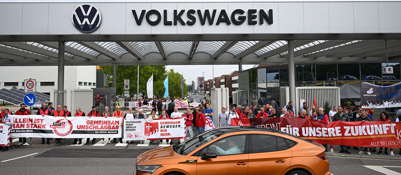  Beschäftigte des Volkswagenwerkes Zwickau haben sich vor dem Werkstor versammelt.