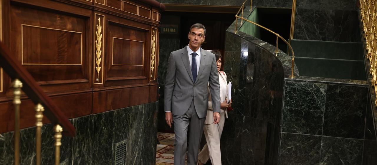 Pedro Sánchez trifft im spanischen Parlament in Madrid ein.