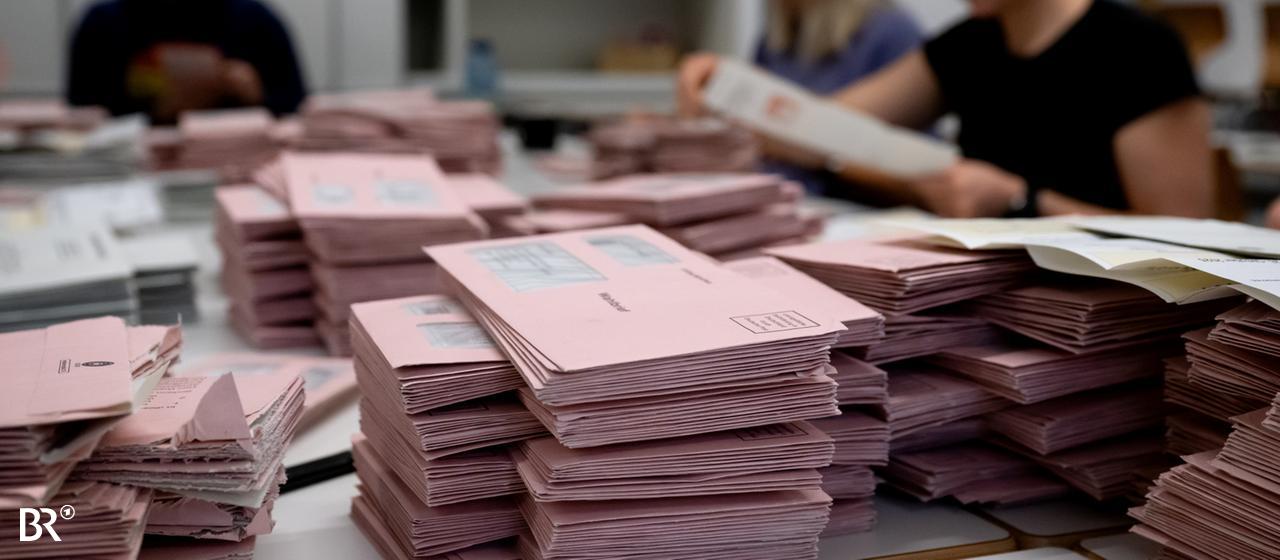 Wahlzettel liegen auf einem Tisch in München. | dpa Wahlzettel liegen auf einem Tisch in München.