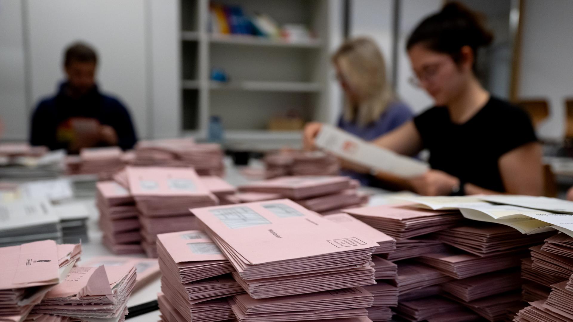 Wahlzettel liegen auf einem Tisch in München. | dpa