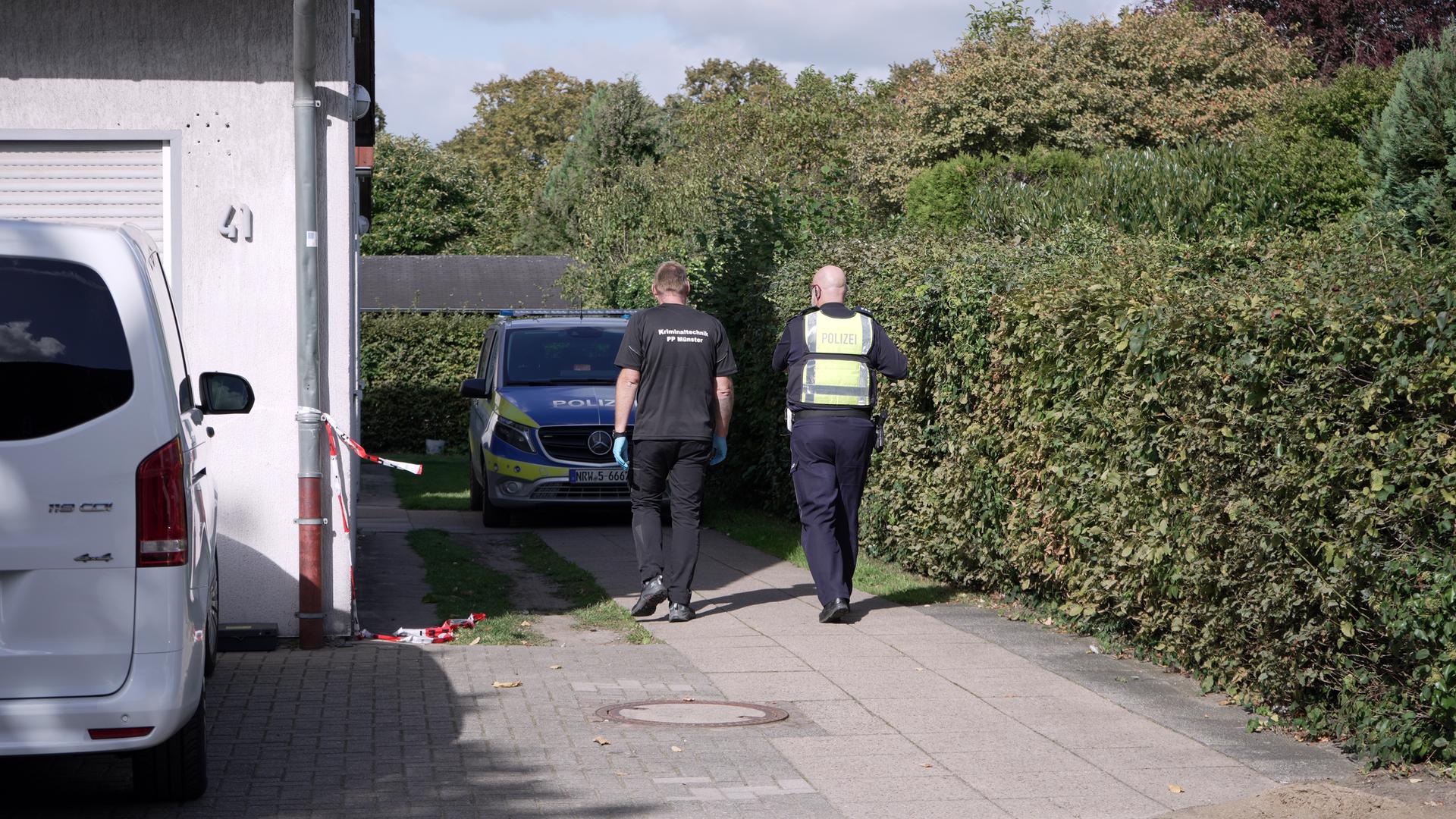 Zwei Polizisten am Einsatzort. | WDR/Veerle Seelig