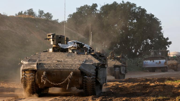 Israelische Panzer fahren vom Gazastreifen zurück nach Israel.