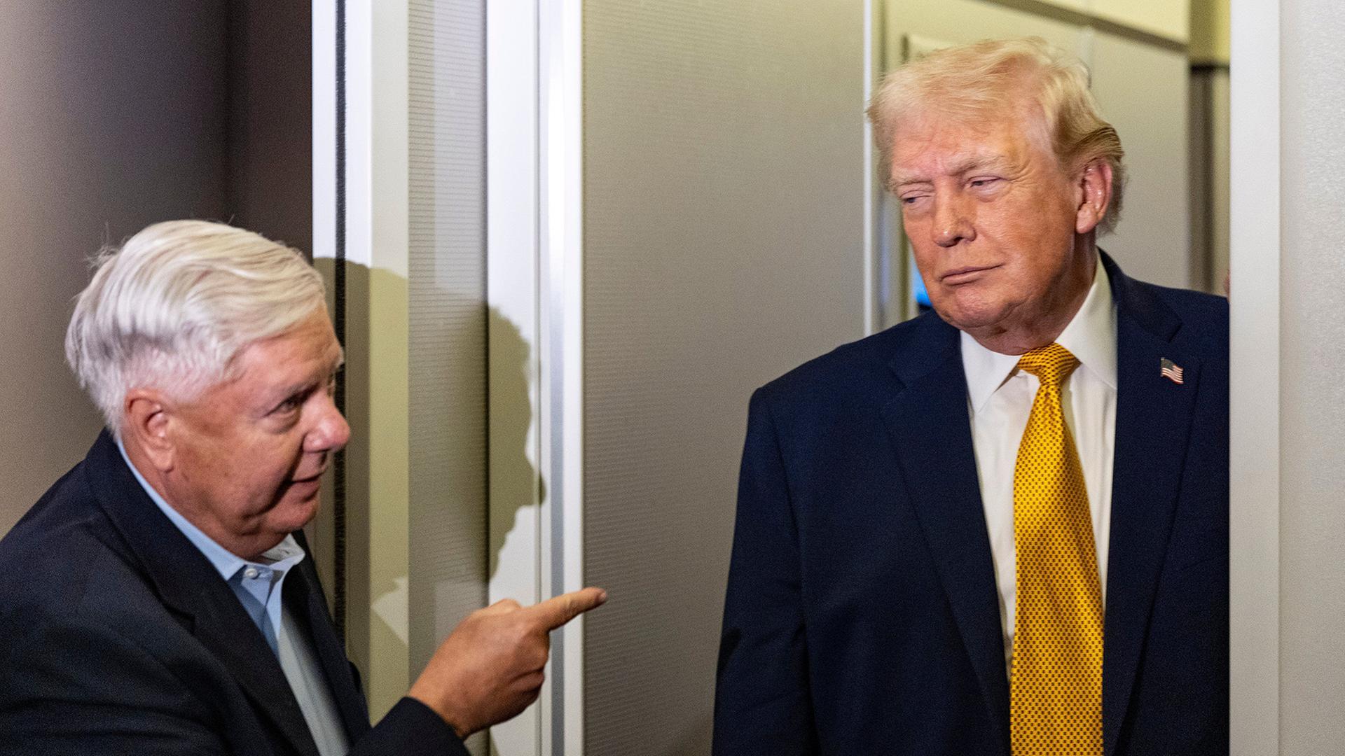 Lindsey Graham und Donald Trump an Bord der Air Force One. | Alex Brandon/AP/dpa